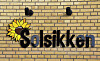 Billedet viser et skilt med teksten Solsikken, som kan findes på børnehusets facade.