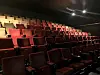 Røde og gule teaterstole.