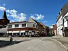 Torvet og her Torvegade i retning af Sakskøbings gamle silobygning på havnen er en del af de indsatser, som enten er sat i gang eller vil blive det som en del af den kommende tids byudvikling i Sakskøbing. Torvegade skal blandt andet gøres grønnere. Foto: Kim Møller Pedersen
