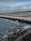 Sejlskibet Gefion er stødt på grund ved molen i Rødbyhavn. Privatfoto