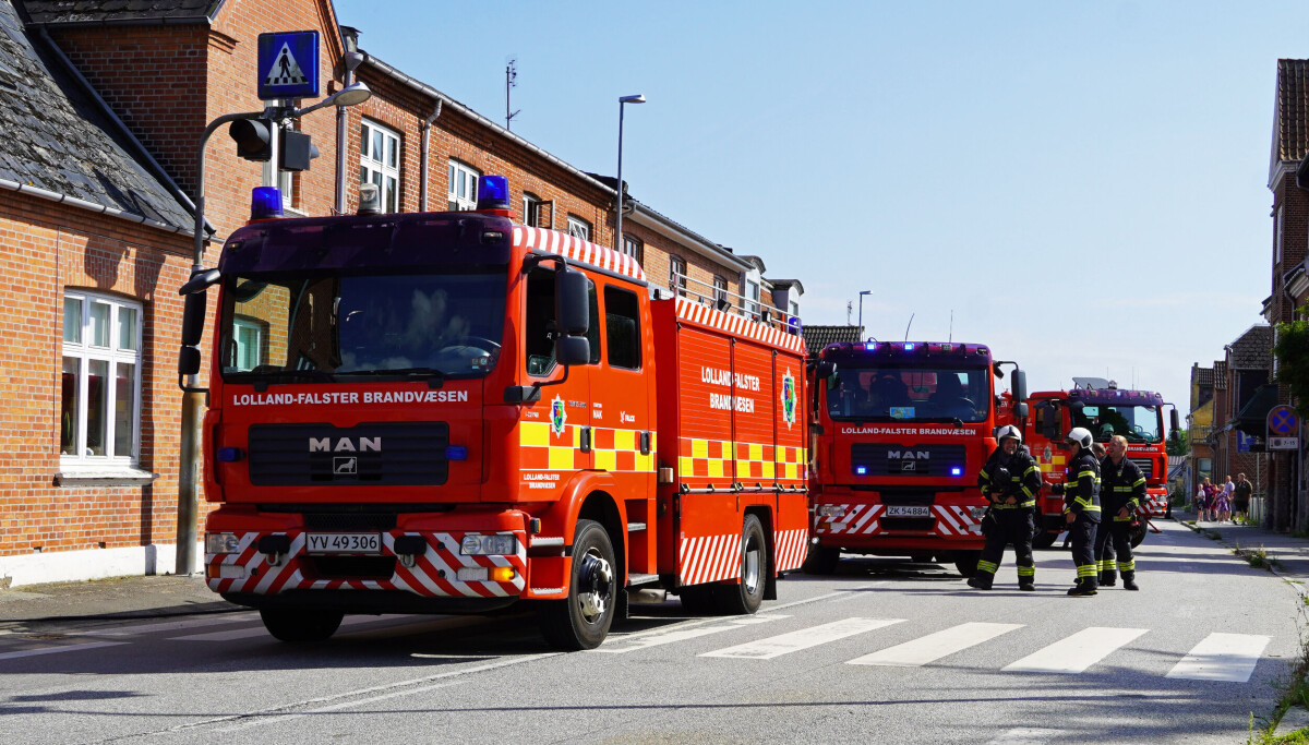 Farlig Brand i Have: Plastikdunk og Havemøbler Brændte - 2 Meter Høje Flammer!