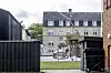 Billedet viser Stenoskolen med legeplads og skolegård i forgrunden.