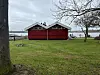 Det er på bagsiden af den eksisterende saunabygning væk fra vandet, at den tiltænkte udvidelse skal ske. Privatfoto