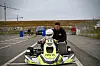 Gokart med nummer 19 skubbes frem på asfaltbane af mekaniker bagved