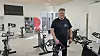 Søren Hansen, Ravnsborghallen, står i lys sal omgivet af spinningcykler og træningsudstyr.