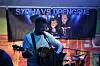 Forsanger spiller akustisk guitar på scene foran Sydhavs Drengene-banner