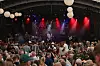 Kandis spiller koncert på overdækket scene foran tæt pakket publikum.