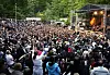 Stor menneskemængde foran en oplyst koncertscene i Hylddalen ved Maribo.