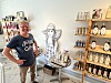 Martin Iversen nærmer sig et ti års jubilæum som landsdelens eneste destilleri. Datteren Christinas tegninger lever videre som etiketter på de foreløbig 26 forskellige produkter. Foto: Kim Møller Pedersen