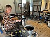 Line Jacobsen svinger rutineret rundt med værktøj og remedier omkring ovnen, der former glas med op til 1120 graders varme. Foto: Kim Møller Pedersen