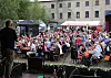 Stort publikum sidder ved borde i gården til Maribo Jazz 2019 under udendørskoncert.