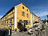 Den gule farve på Hotel Saxkjøbing kan Flemming Skude godt lide - den kunne han godt se blive udbredt i byen for at skabe en helhed. Foto: Kim Møller Pedersen