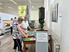 Besøgende ved en montre med en historisk genstand på Søfartsmuseet.