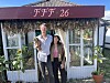 Danske Nicolai Bruun med Phebe på armen og Stephanie Posada Escoto fra Los Angeles, USA, står for madtilberedningen hos Farm Fantasy Festival i Hyldtofte. Foto: Kim Møller Pedersen