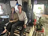 Den gamle smedje har fået nyt liv i hænderne på Nicolai Bruun, som får hjælp til udsmykning og madlavning af Stephanie Posada Escoto. Foto: Kim Møller Pedersen
