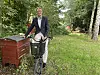 Mikkel Søtbæk er klar til at forlade bistader, høns og resten af 'produktionen' på Søtbæklund for at hellige sig en dag på cykel i godt selskab rundt til lollandske værtshuse. Foto: Kim Møller Pedersen