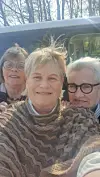 Inger Mølgaard ses her med sine to nye veninder bag sig - Kirsten og Lise - som hun fik via tv-optagelserne. Privatfoto